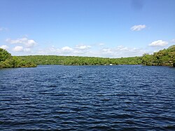 2013-05- 12 10 25 41 Вид на северо-запад от плотины на озере Рамапо на тропе Хоферлин в государственном лесу Рамапо Маунтин в Нью-Джерси. Jpg 