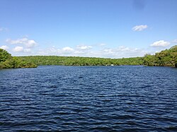 2013-05-12 10 25 41 Blick vom Ramapo Lake Dam nach Nordwesten auf den Hoeferlin Trail im Ramapo Mountain State Forest in New Jersey.jpg