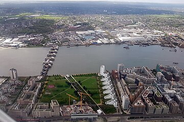 Park Thames Barrier Park i osiedla mieszkaniowe w Silvertown; zapora Thames Barrier na Tamizie