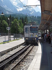 Tog på tannstongbana Bayerische Zugspitzbahn i Bayern.