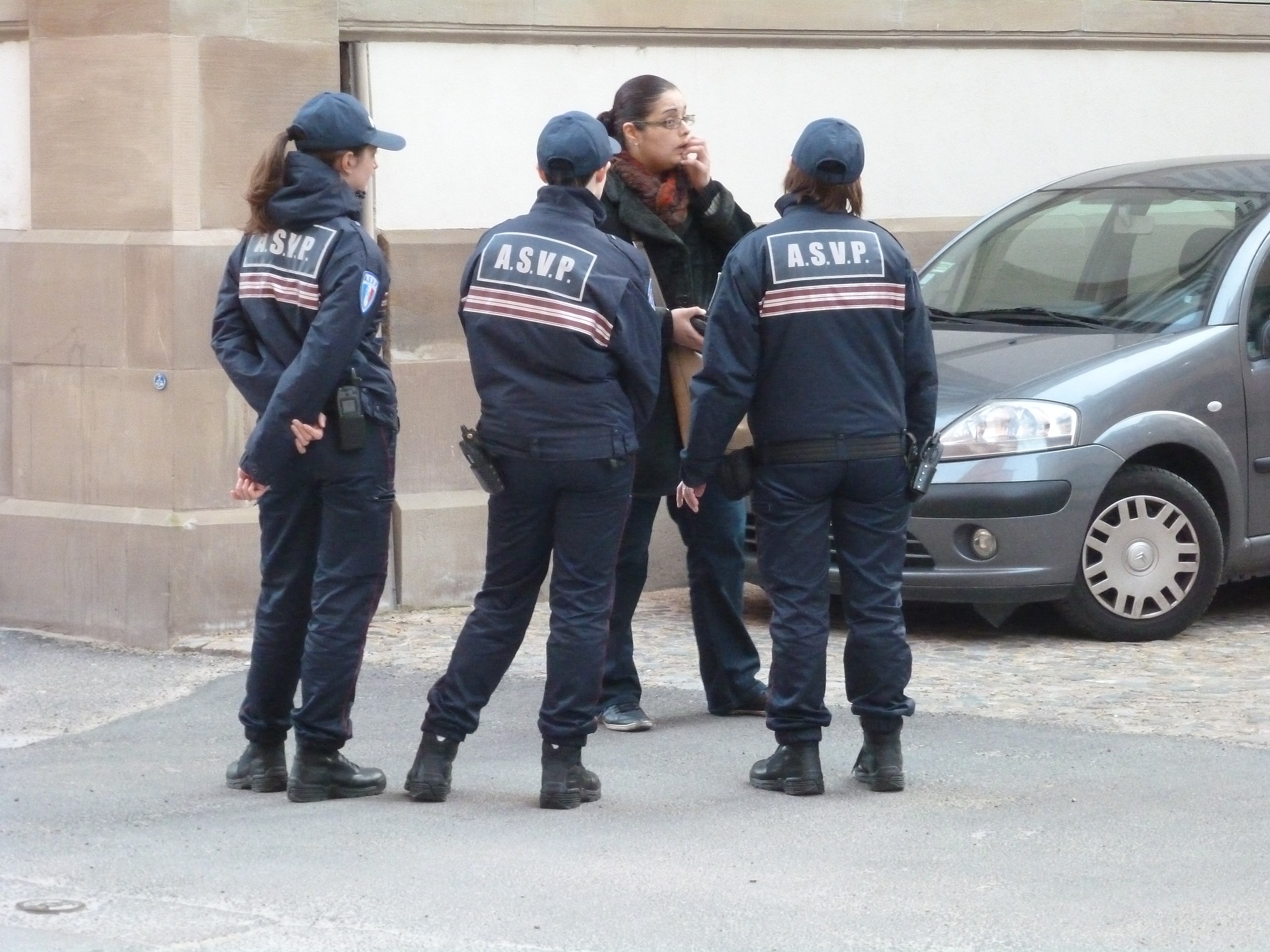 File:Caméras de surveillance sur la voie publique.jpg - Wikimedia Commons