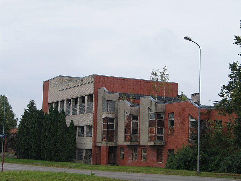 File:A ruined building in Bēne.jpg