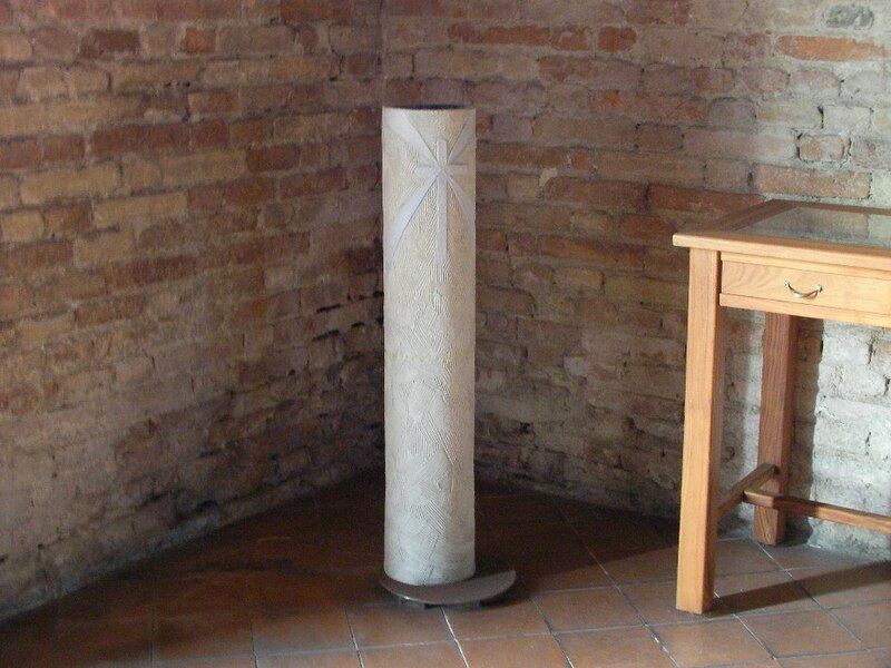 File:Acquasantiera e contenitore registro vittime della strada chiesa di San Lazzaro Faenza.JPG