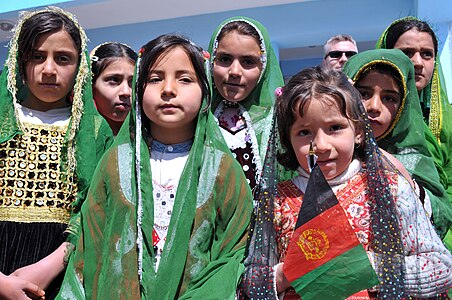 Afghaanse kinderen met de nationale vlag in de provincie Badghis