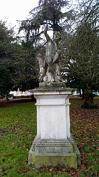 Amiens, praça Arlette Gruss, estátua 1.jpg