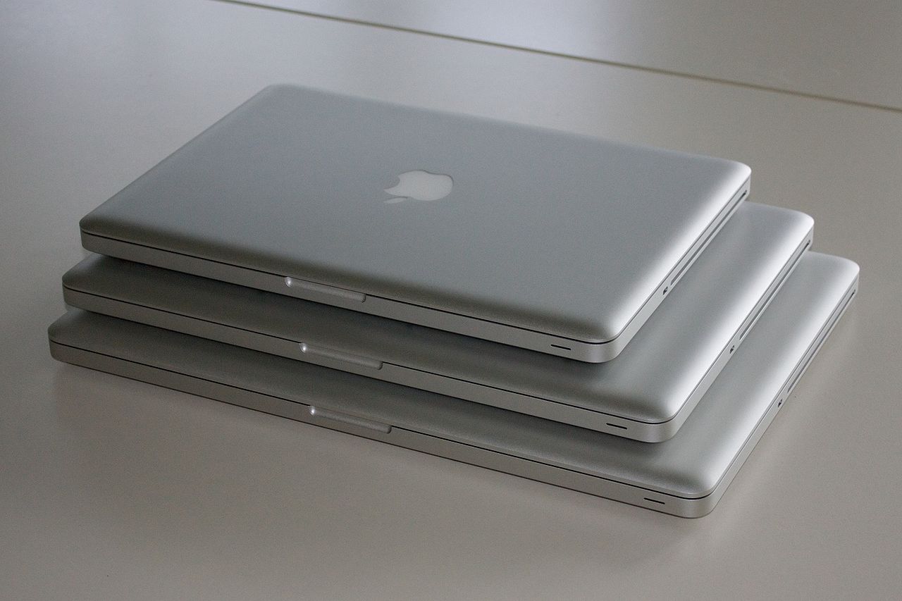 File:Apple MacBookPros 13-15-17 stacked 08-2009.jpg - Wikimedia Commons