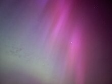 Aurora boreale fotografata in inghilterra. I colori principali sono nel blu e nel viola