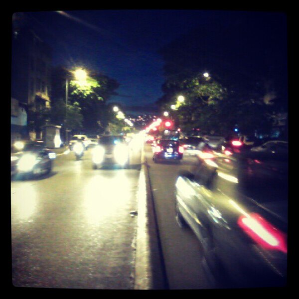 File:Av. Victoria Nocturna..jpg