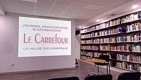 Le Carrefour makalesinin açıklayıcı görüntüsü (gazete, Bakü)