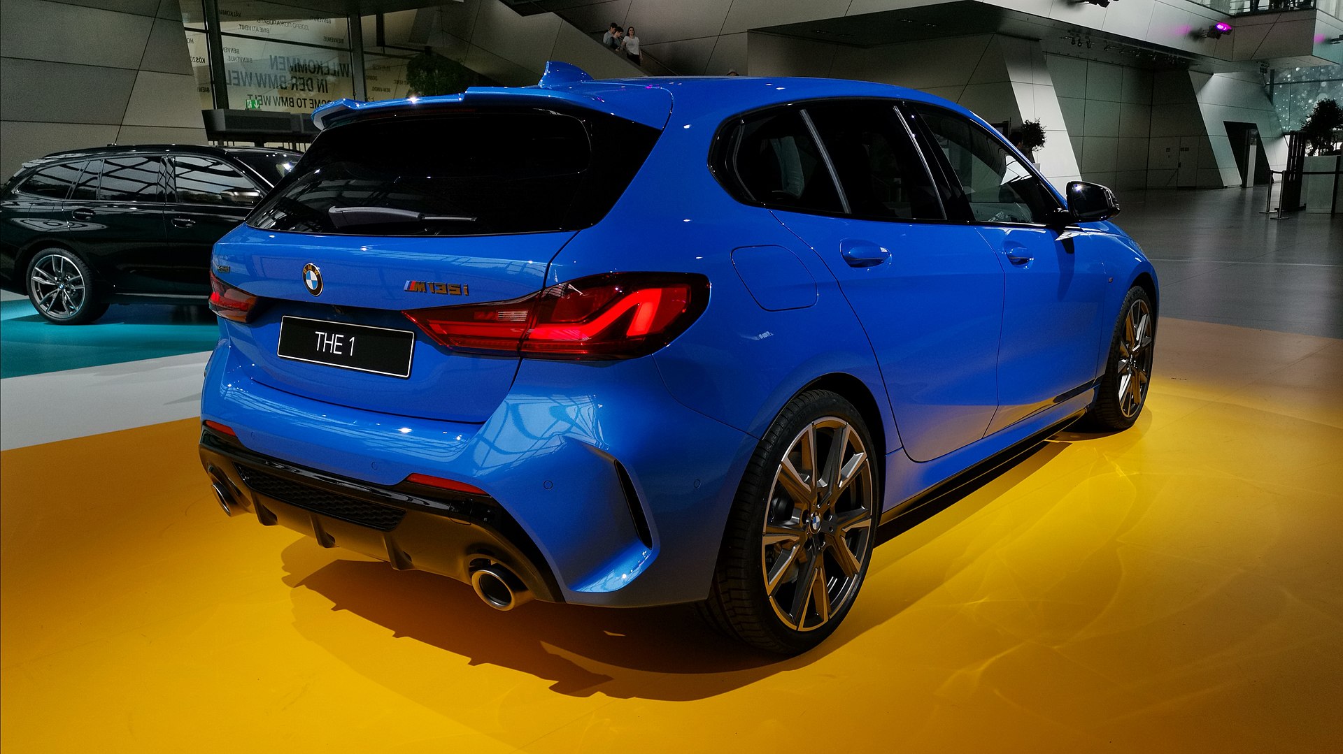 1920px-BMW_M135i_X-Drive_%28F40%29%2C_Heckansicht%2C_M%C3%BCnchen%2C_07._Juli_2019.jpg