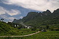 Bản-Giốc-Wasserfälle eingebettet in einer Karstlandschaft