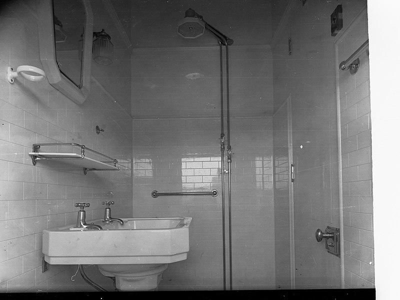 File:Bathroom of railway commissioners carriage(GN10144).jpg