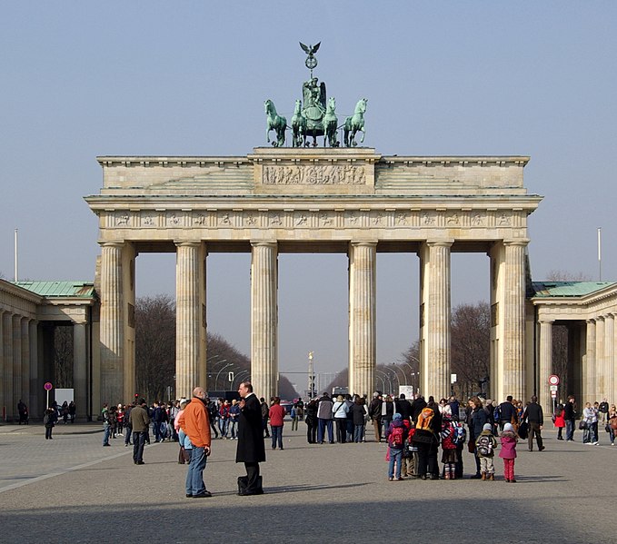 File:Berlin Brandenburger Tor BW 2 Ausschnitt.jpg