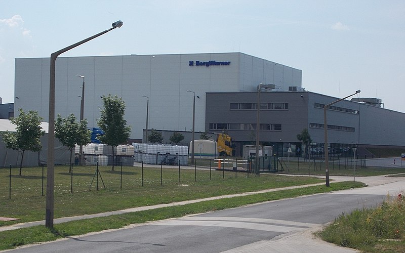 File:BorgWarner Hungary Kft., Mindszenti utca, 2018 Oroszlány.jpg