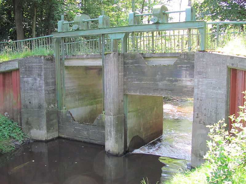 File:Brücke Sandfelder Schleuse Nordseite.nnw.jpg