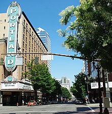 Broadway guardando zoom nord - Portland, Oregon.JPG