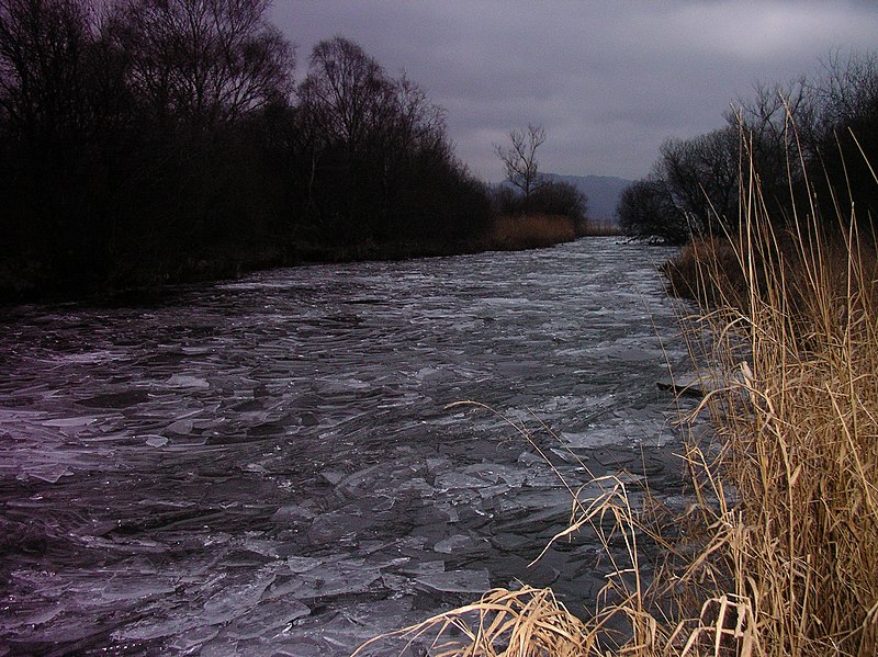 File:Broken ice down river Derwent - geograph.org.uk - 2285129.jpg