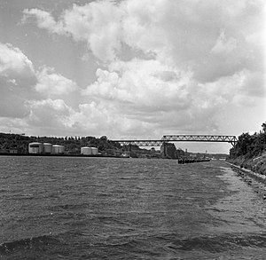 Bundesarchiv B 145 Bild-F010918-0004, Kiel-Holtenau, Nord-Ostsee-Kanal mit Brücke.jpg