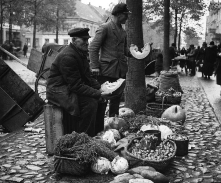 File:Bundesarchiv B 145 Bild-P017299, Tilsit, Auf dem Markt.jpg