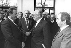 Herbert Mies (balra) Üdvözli Horst Sindermann-t Bonnban, 1986-ban