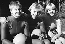 Ute Oberhoffner (left), Birgit Gorlitzer and Cerstin Schmidt (right) in Oberhofen, October 18, 1986 Bundesarchiv Bild 183-1986-1018-013, Cerstin Schmidt, Birgit Gorlitzer, Ute Oberhoffner.jpg