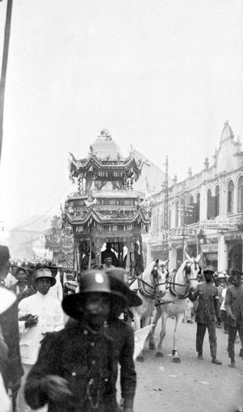 File:COLLECTIE TROPENMUSEUM Priesterwagen in de begrafenisstoet van majoor Tjong A Fie te Medan Noord-Sumatra TMnr 10003148.jpg