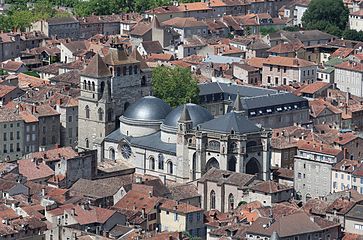 La cathédrale Saint-Étienne, avec ses coupoles.