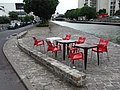 Un bar, des chaises, au bord du canal de l'Ourcq à Pantin.