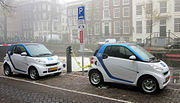 Par de coches eléctricos inteligentes en Amsterdam en proceso de carga