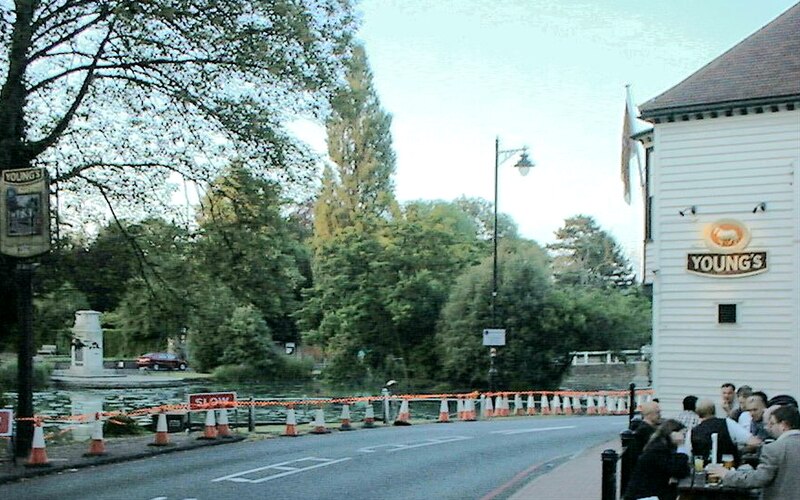 File:Carshalton Ponds, Surrey, one of the two sources of the River Wandle.jpg