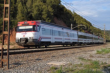 Español: Una doble unidad 447 de Renfe Operadora que realiza un servicio de Rodalies de Catalunya, circulando por la doble curva de Castellbisbal.