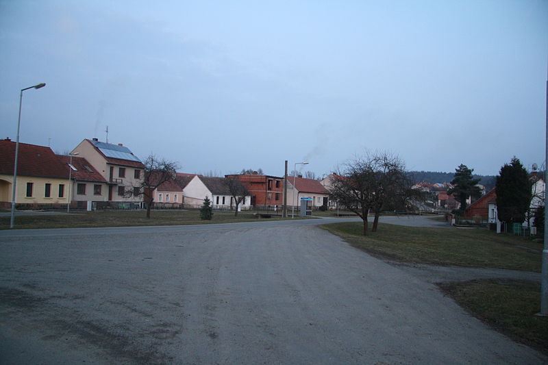 File:Center of Lhánice, Třebíč District.JPG