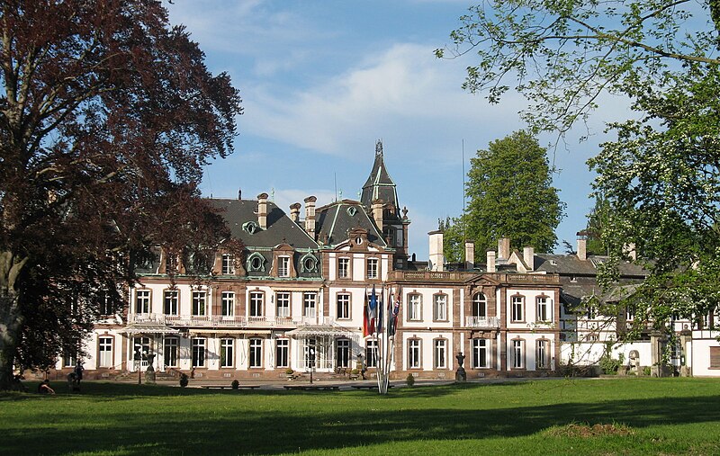 File:Château de Pourtalès, façade and lawn.jpg