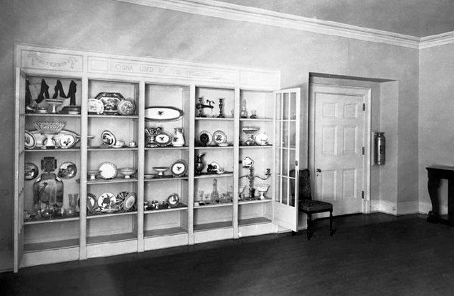 The room in 1918 during the Wilson administration, looking northwest, when it was called the Presidential Collection Room.