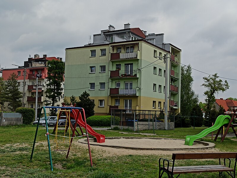 File:Closed playground during the COVID-19 pandemic in Krapkowice,2020.05.06 (04).jpg