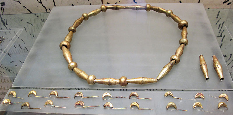 File:Collana e fibule d'oro, da tomba regolini-galassi di cerveteri, 675-650 ac. ca.JPG
