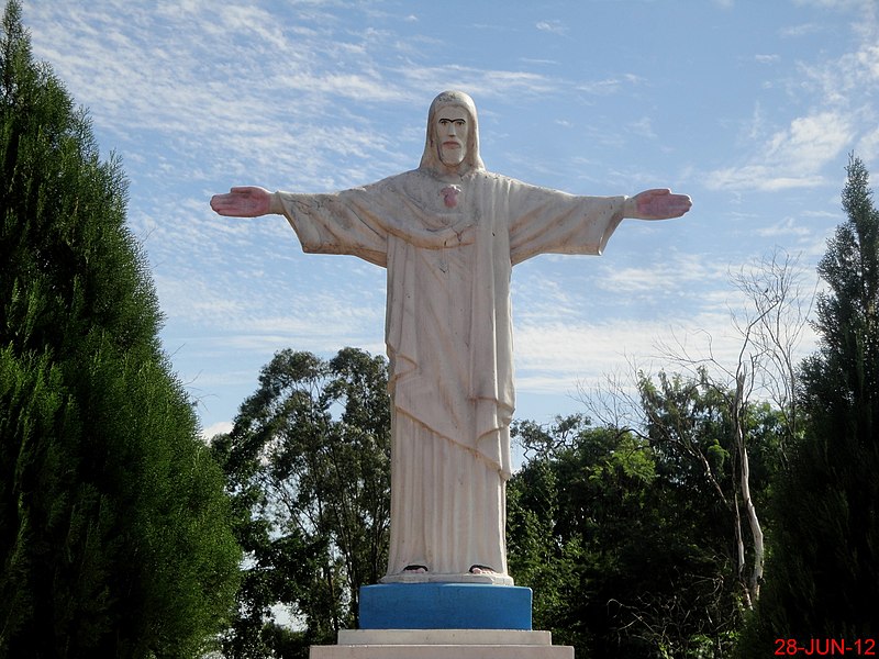 File:Cristo Redentor no Bairro do Quadro em Itápolis quase no limíte de municípios de Itápolis e Matão - panoramio.jpg