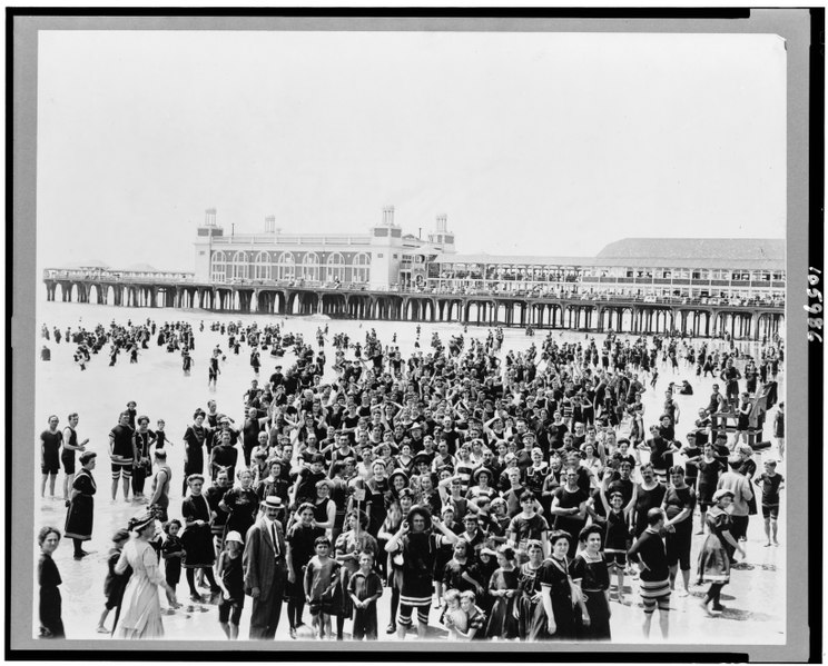 File:Crowd on beach at Atlantic City, New Jersey LCCN92514878.tif