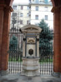 La fontana barocca nel chiostrino / The baroque-style fountain in the court.