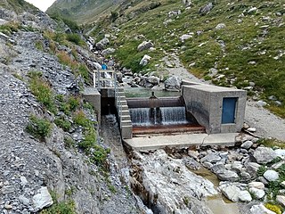 Petite prise d'eau en montagne en Savoie, France