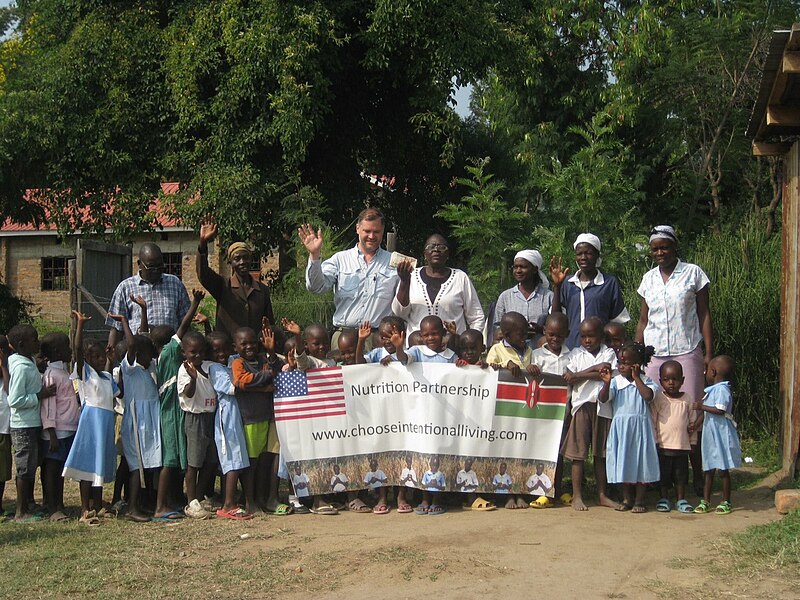 File:Daniel Oerther donating funds to establish a school feeding program in Otho Abwao Kenya.jpg