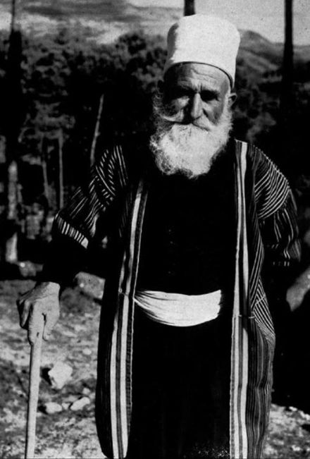Druze sheikh (ʻuqqāl) wearing religious dress