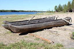 Stockbåtar tillhörande Kierikki stenålderscentrum vid sjön
