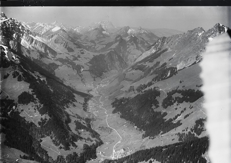 File:ETH-BIB-Jaun im Fang, Jauntal v. O. aus 2500 m-Inlandflüge-LBS MH01-004558.tif