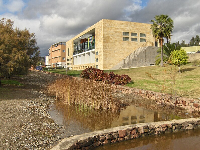 File:Edificio FORMAN.jpg