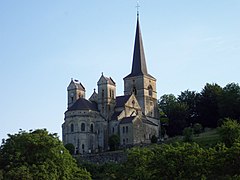 Église de Mont-devant-Sassey sur le front boisé de la côte de Meuse.