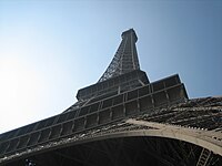 De Eiffeltoren vanuit kikkerperspectief