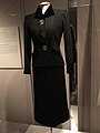 Elsa Schiaparelli, tailleur 1938-39.jpg