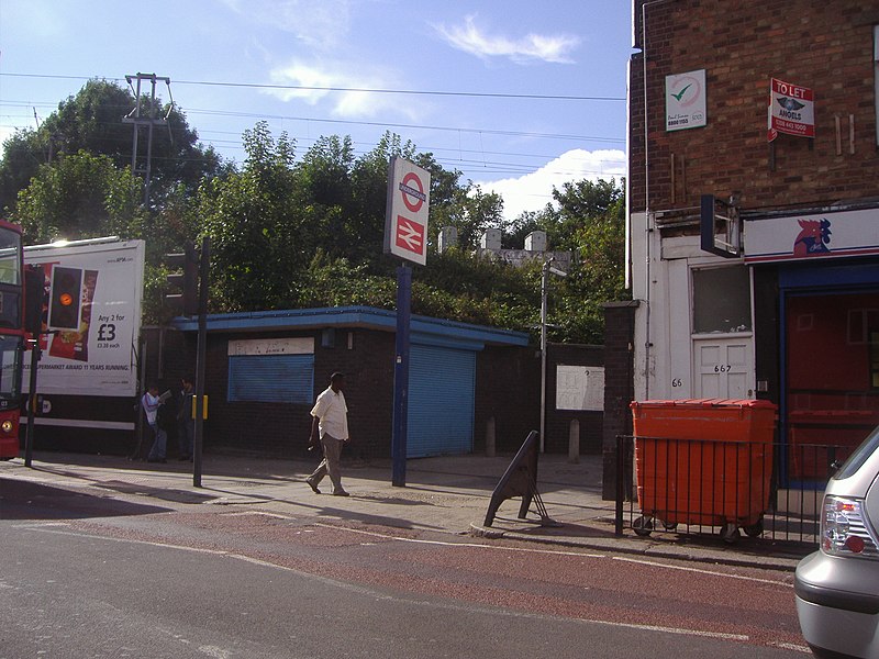 File:Entrance to Seven Sisters station - geograph.org.uk - 2231736.jpg