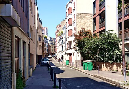 La rue à proximité de la rue du Tage, en direction du nord.